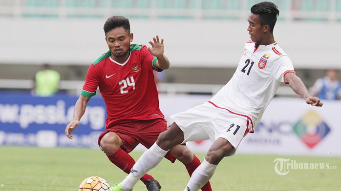 Hậu vệ Saddil Ramdani của U23 Indonesia (trái) tranh chấp cùng tiền vệ Mg Mg Lwin của U23 Myanmar