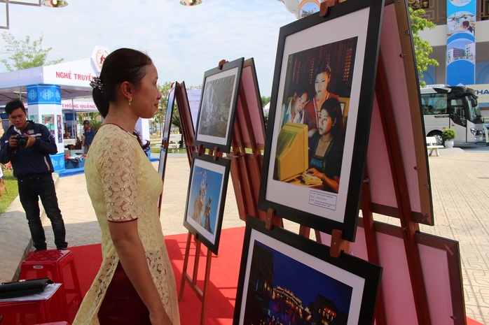 Người dân tham quan khu trưng bày tranh ảnh tại triển lãm thành tựu kinh tế xã hội tỉnh Quảng Nam