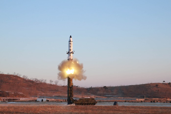 Ảnh chụp vụ phóng tên lửa Pukguksong-2 được hãng thông tấn KCNA công bố hôm 13-2 Ảnh: Reuters