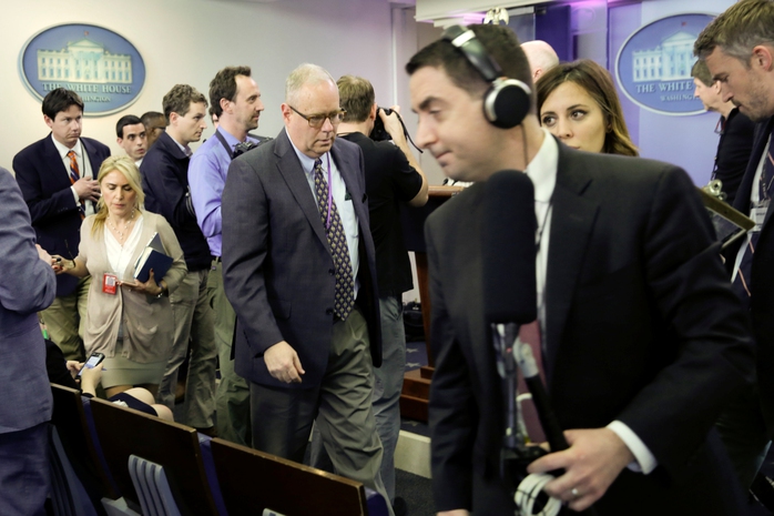 
Một số phóng viên bỏ về sau khi một loạt hãng tin và báo lớn của Mỹ không được phép tham dự buổi họp báo thường kỳ tại Nhà Trắng hôm 24-2 Ảnh: REUTERS
