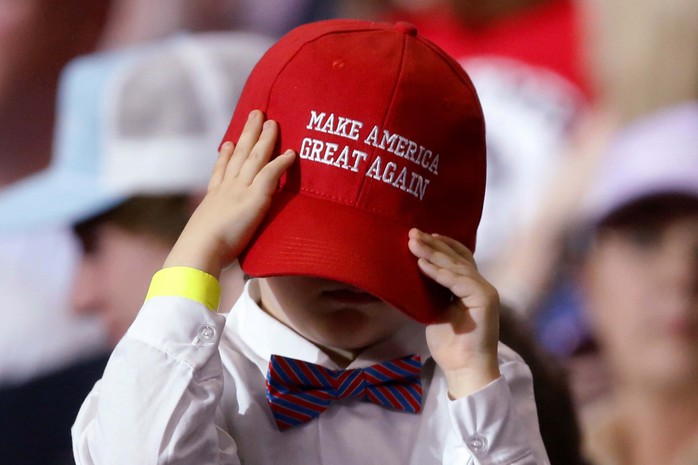 Một cậu bé sự kiện tiếp xúc người ủng hộ của Tổng thống Donald Trump tại TP Louisville, bang Kentucky – Mỹ hôm 20-3 Ảnh: REUTERS
