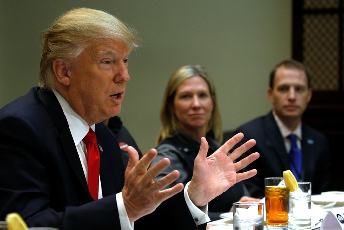 Tổng thống Mỹ Donald Trump (trái) gặp gỡ các đại diện Công ty Harley - Davidson ở Nhà Trắng hôm 2-2 Ảnh: REUTERS