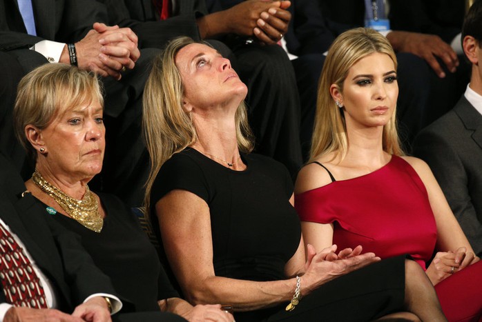 Bà Carryn Owens, góa phụ của lính đặc nhiệm Owens, ngồi cạnh cô Ivanka Trump tại quốc hội Mỹ. Ảnh: Reuters
