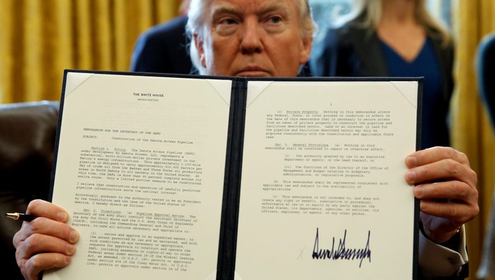 
Ông Trump và sắc lệnh thông qua dự án xây dựng hai đường ống dẫn dầu Keystone XL và Dakota Access. Ảnh: REUTERS
