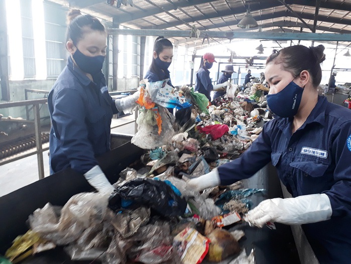 
Công nhân phân loại rác tại một nhà máy xử lý rác thải đóng tại Bình Dương
