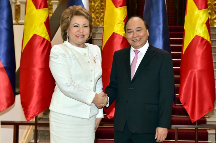 
 

Thủ tướng Nguyễn Xuân Phúc tiếp Chủ tịch Hội đồng Liên bang Nga, bà Valentina Ivanovna Matviyenko đang có chuyến thăm chính thức Việt Nam - Ảnh: Quang Hiếu

 
