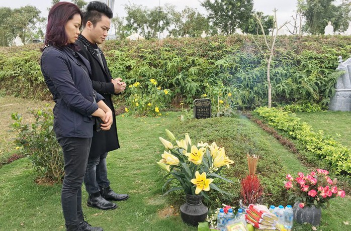 Ca sĩ Tùng Dương và vợ nhạc sĩ Trần Lập viếng mộ nhạc sĩ ngày 23-2