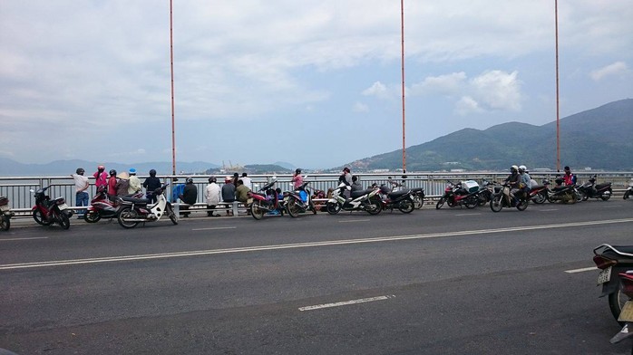 
Người nhà nạn nhân chờ lực lượng cứu hộ tìm kiếm thi thể của N. tại cầu Thuận Phước
