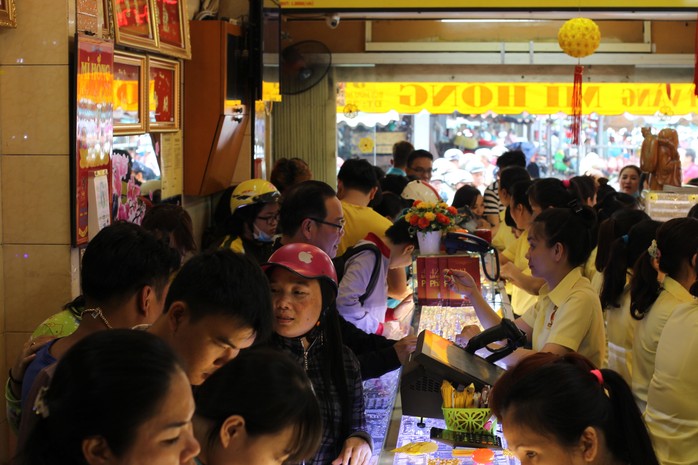 
Rất đông khách hàng mua vàng tại tiệm vàng Mi Hồng, quận Bình Thạnh, TP HCM
