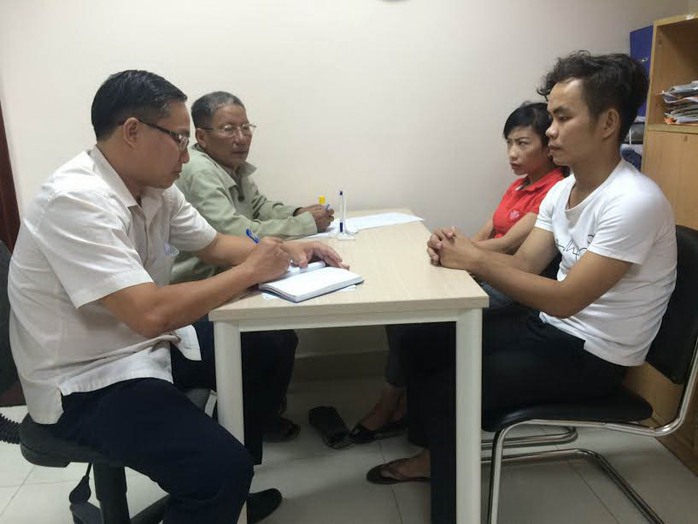 Người lao động trình bày với phóng viên việc bị ông Nguyễn Ngọc Tiên lừa xuất khẩu lao động Ảnh: Bảo Nghi