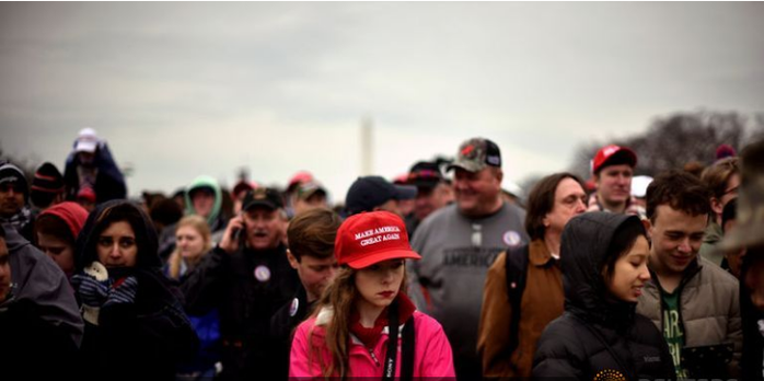 
Chiếc nón có dòng chữ Làm nước Mỹ vĩ đại trở lại được ưa chuộng trong ngày ông Trump tuyên thệ nhậm chức. Ảnh: Reuters
