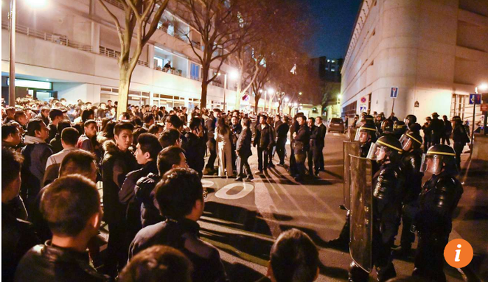 
Cộng đồng người Trung Quốc sống tại Paris biểu tình đêm 27-3. Ảnh: SCMP
