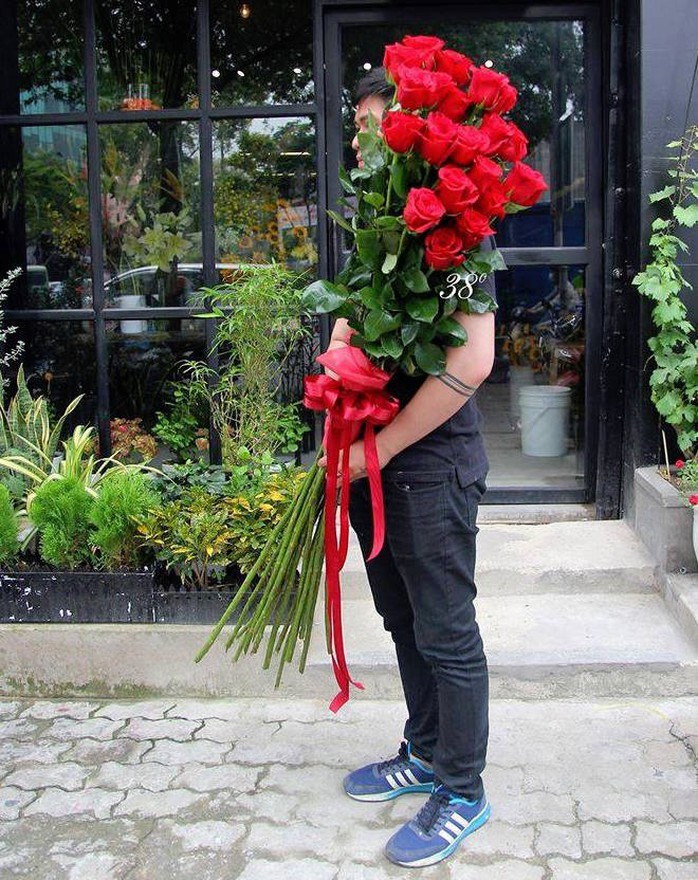 Nhiều người mua hoa hồng Ecuador tặng bạn gái dịp Valentine.