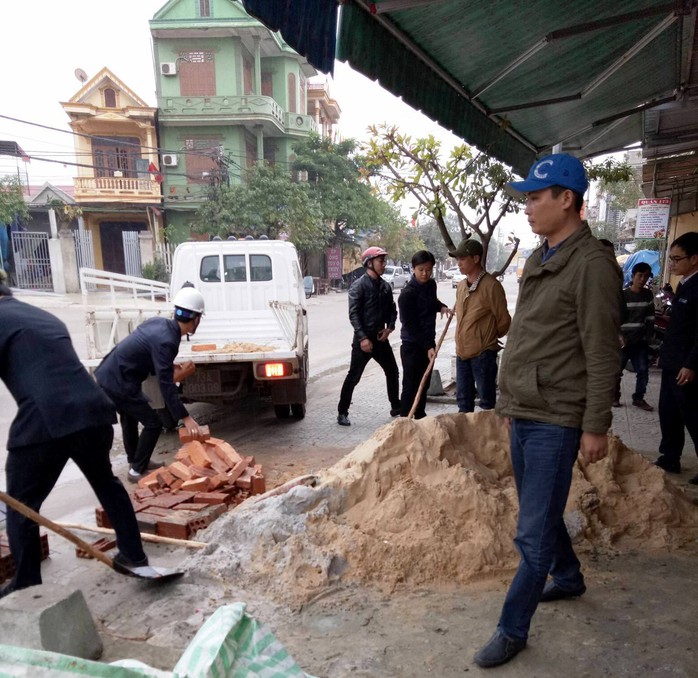 Các lực lượng chức năng mạnh tay xử lý các công trình xây dựng trái phép mất an toàn hành lang giao thông