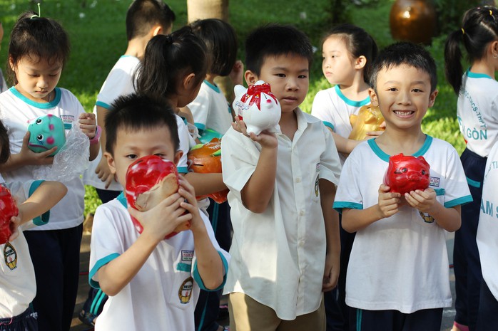 
Đây là hoạt động ý nghĩa, vừa học vừa chơi, nên các em tham gia rất hào hứng. Hàng chục con heo đất được đập ra và đếm tiền ngay tại chỗ trong niềm hân hoan của học sinh.
