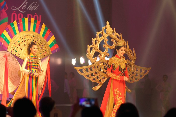 
Những mẫu áo dài trong chương trình “Áo dài Việt Nam – Hội tụ và thăng hoa” khép lại Lễ Hội Áo dài TP HCM 2017
