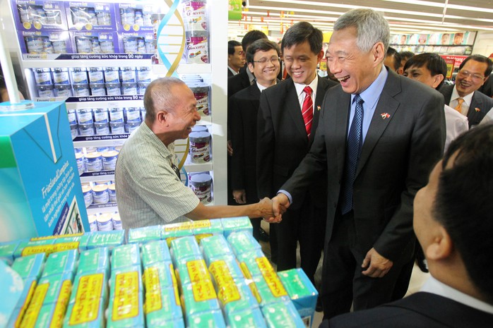 Ông vui vẻ bắt tay một khách hàng lớn tuổi khi người này nhận ra Thủ tướng Lý Hiển Long.