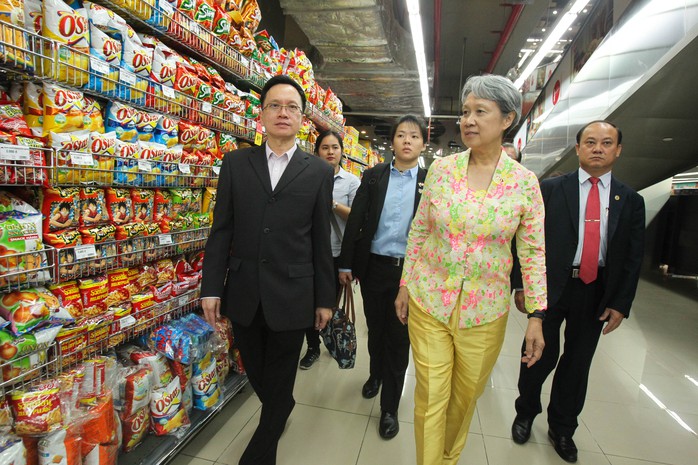 Trong khi đó, bà Hà Tinh lại tách đoàn để có thể tham quan trung tâm thương mại này dễ dàng hơn.