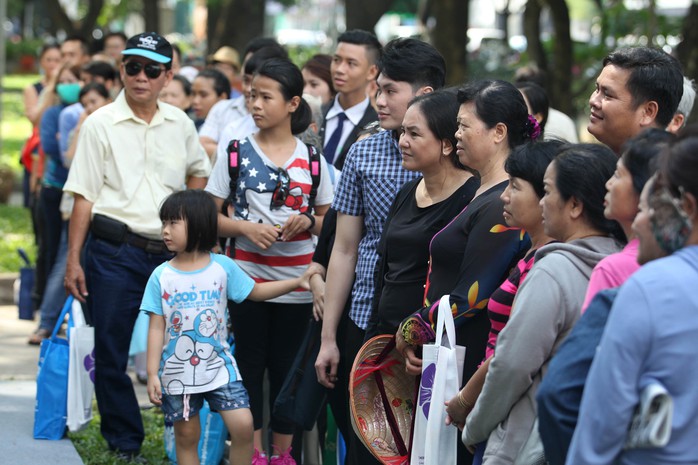 
Đến trưa, trời bắt đầu nắng gắt nhưng nhiều người vẫn xếp hàng chờ đợi
