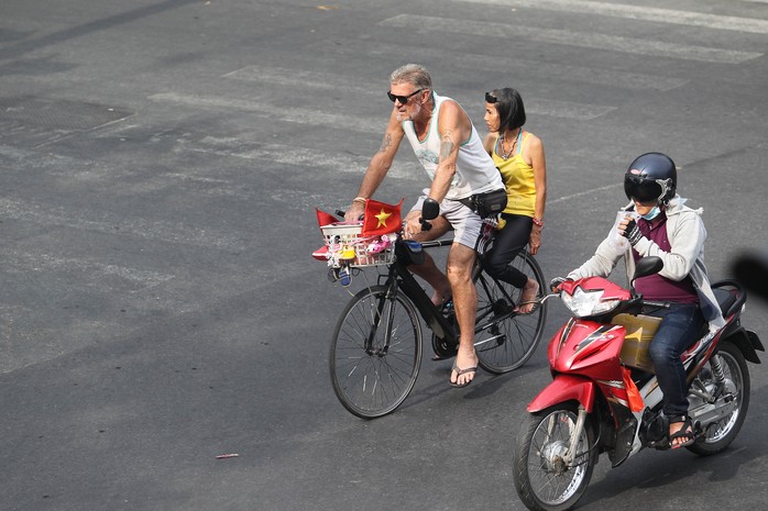 
Thời tiết tại TP HCM khá đẹp, tuy nhiên đã xuất hiện mưa to trái mùa vào buổi chiều
