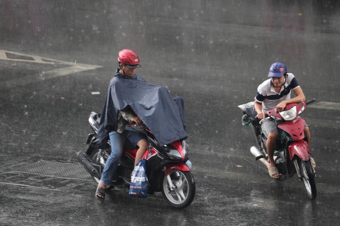 
Cơn mưa lớn bất ngờ khiến nhiều người ướt sũng vì không chuẩn bị sẵn áo mưa
