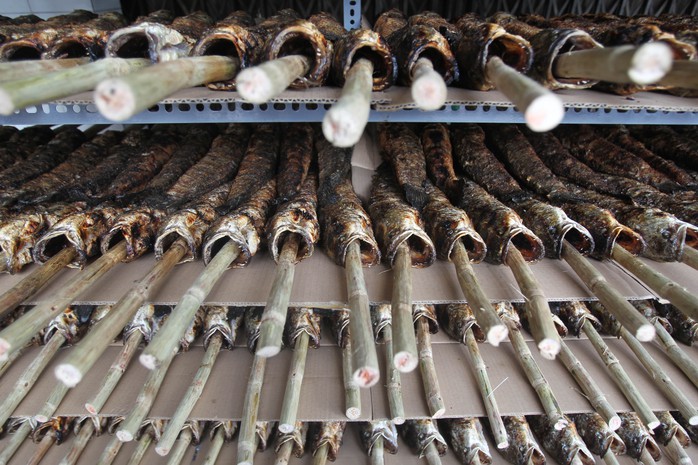 
Vào ngày này, tại tiệm cá lóc nướng Cúc bụi bán từ 300 – 500 con cá lóc nướng.
