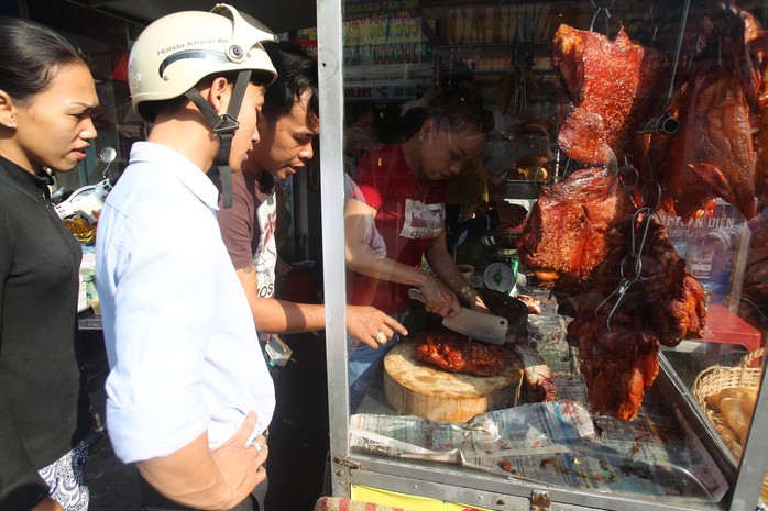 
Thịt heo là một trong những lễ vật trong mâm lễ cúng Thần Tài. Từ sáng, nhiều người dân đã chen chúc tại các cửa hàng bán thịt heo quay để mua được loại ngon nhất.
