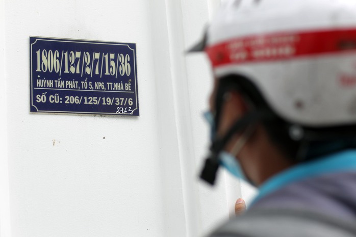 
Một căn nhà trong hẻm siêu số trên đường Huỳnh Tấn Phát, khu phố 5, thị trấn Nhà Bè, huyện Nhà Bè, TP HCM với số mới có đến 5 xuyệc thay vì 4 xuyệc như số cũ.
