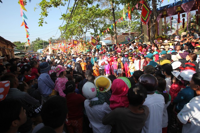 
Lễ hội Làm chay được xem như một lễ hội mang vẻ đẹp thuần phác của miền Tây. Tại lễ hội còn có nhiều trò chơi dân gian khơi gợi những phong tục tập quán của ông bà để lại.
