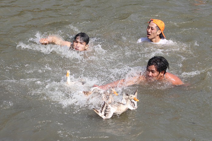 
Những người tham gia trò chơi này đòi hỏi phải nhanh nhẹn và bơi giỏi.
