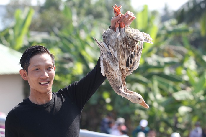 
Anh Nguyễn Văn Lộc (20 tuổi) may mắn bắt được một con vịt khi tham gia trò chơi.
