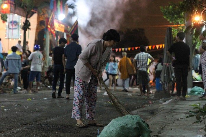 
Kết thúc lễ hội cũng là lúc mọi người cùng dọn dẹp, chuẩn bị cho một ngày làm việc mới với nhiều hanh thông
