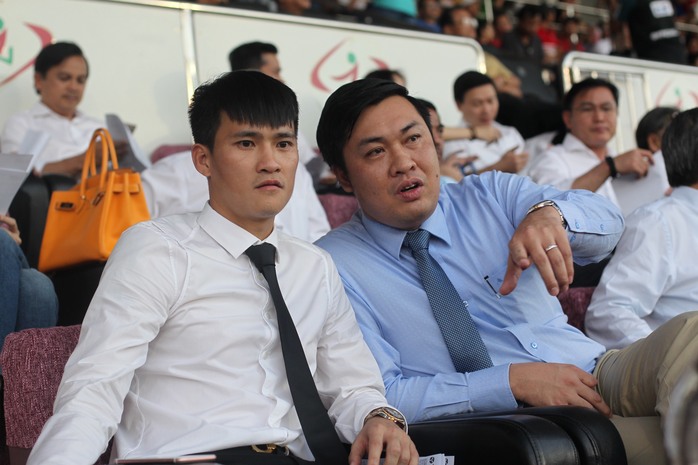 
 

Trước đó, Công Vinh ngồi trên khán đài cùng tổng giám đốc VPF Cao Văn Chóng để theo dõi trận đấu
