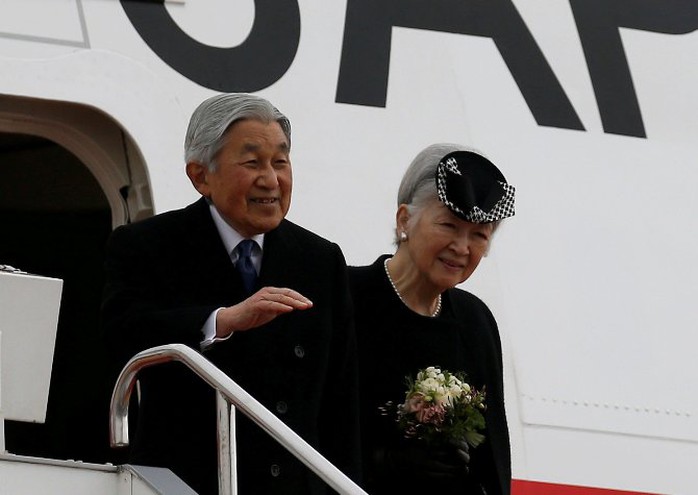
Nhà vua và Hoàng hậu rời Tokyo từ sân bay Haneda - Ảnh: Reuters
