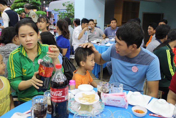 
Hai cha con anh Phạm Thắng dự Bữa cơm tất niên do LĐLĐ quận Thủ Đức, TP HCM tổ chức
