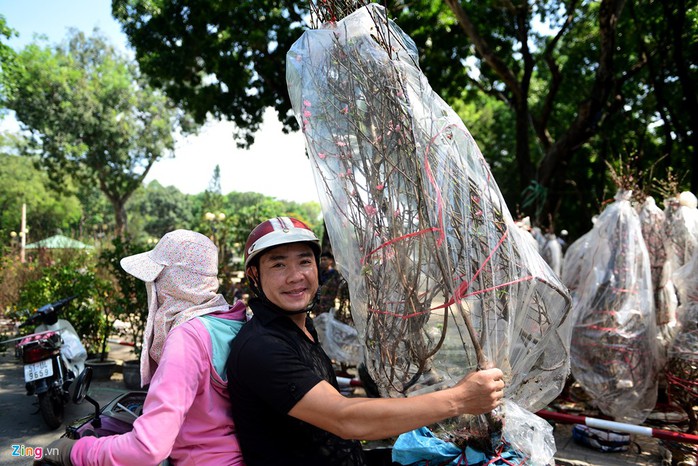 
Còn anh Dũng (ngụ Gò Vấp) chia sẻ mặc dù đã có hoa Tết rồi nhưng thấy đào bán rẻ quá nên anh mua một cây vừa về chơi Tết cho khác những năm trước, vừa ủng hộ người bán
