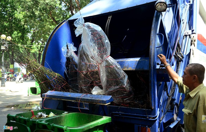 
Xe rác chuyên dụng nghiền nát hoa trước khi đem ra bãi rác.
