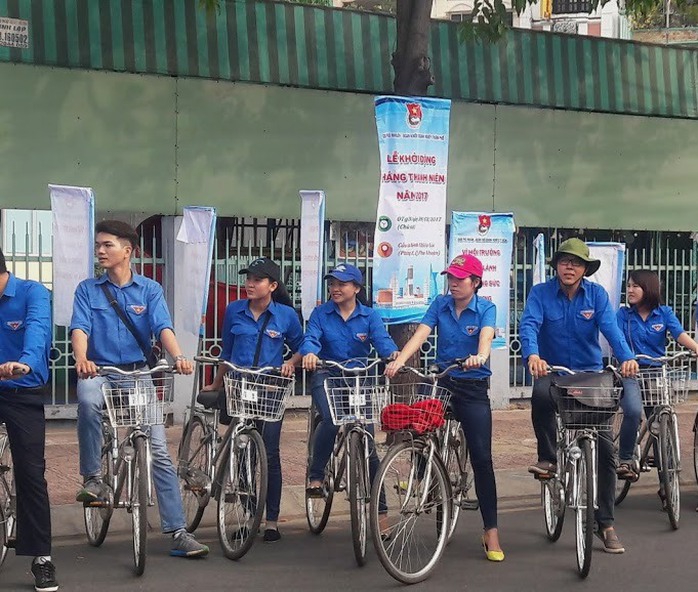 
Các đoàn viên tham giia lễ ra quân bảo vệ môi trường trên kênh Nhiêu Lộc - Thị Nghè sáng 26-2
