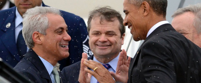 Ông Obama đùa cùng với Thị trưởng Chicago Rahm Emanuel. Ảnh: AP