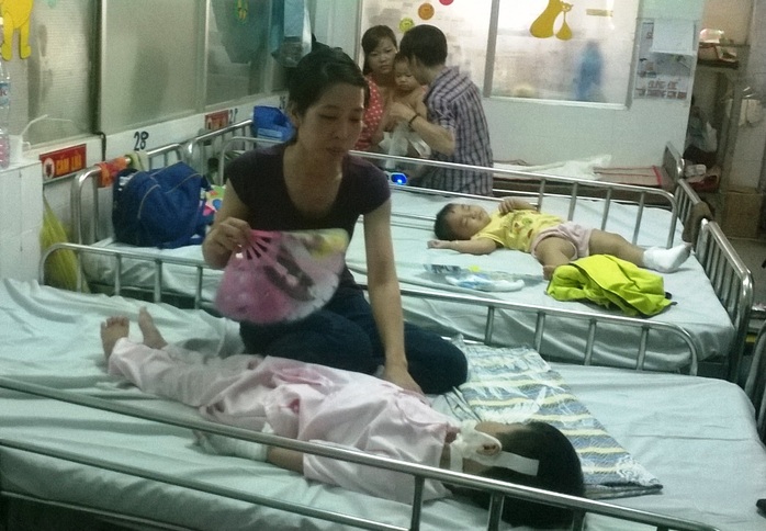 Bé Phước đang được một người bà con chăm sóc tại bệnh viện