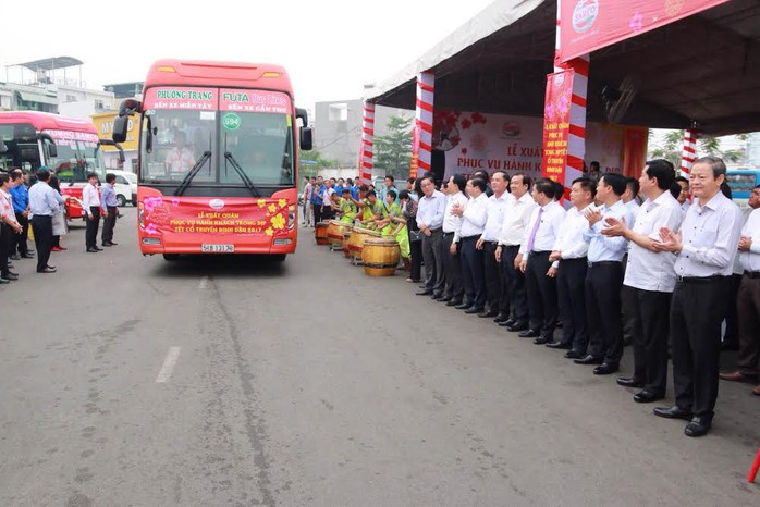 
Lãnh đạo Thành ủy, UBND TP và Tổng Công ty SAMCO tiễn người dân về quê ăn Tết
