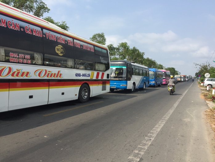 
Xe nối đuôi gần 10km, nhích từng chút một trên Quốc lộ 1
