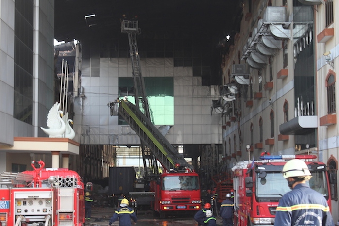 Lực lượng PCCC chữa cháy tại Công ty Kwong Lung-Meko vào ngày 25-3