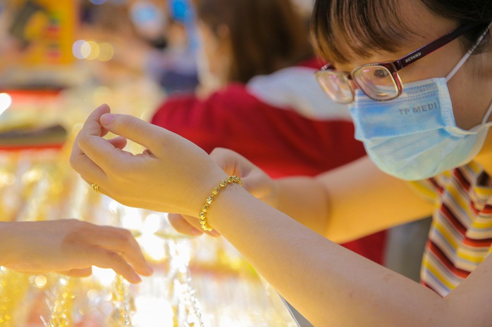 Kh&aacute;ch giao dịch v&agrave;ng từ 5 triệu đồng phải chuyển khoản trong Tết 2026 - Ảnh 2.