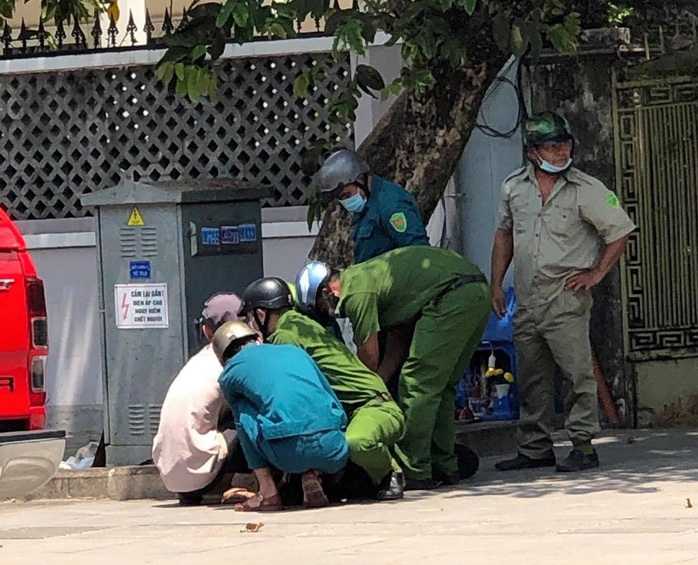 Cứu người đàn ông nghi ngáo đá nhảy cầu Rạch Cát - Ảnh 2.