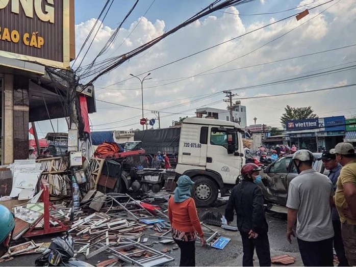 CLIP: Xe đầu kéo tông hàng loạt xe máy và ôtô, húc tan hoang nhà dân ở Đồng Nai - Ảnh 1.