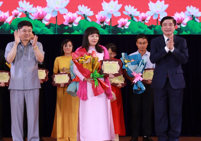 Trao thưởng cho người dân hiến kế xây dựng tỉnh Đắk Lắk - Ảnh 2.