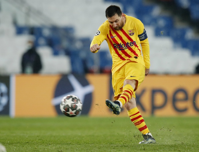 Messi sút hỏng phạt đền, Barcelona dừng bước sớm ở Champions League - Ảnh 4.