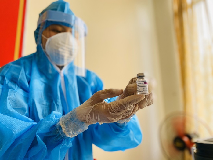 Đà Nẵng, Khánh Hòa tiêm vắc-xin Covid-19 cho nhân viên y tế - Ảnh 1.