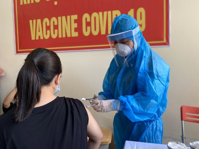 Đà Nẵng, Khánh Hòa tiêm vắc-xin Covid-19 cho nhân viên y tế - Ảnh 2.